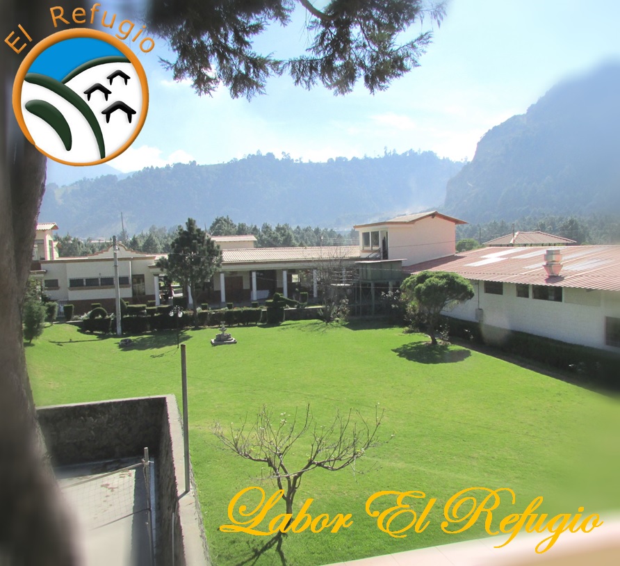 Vista aérea de Labor El Refugio con jardines y montañas